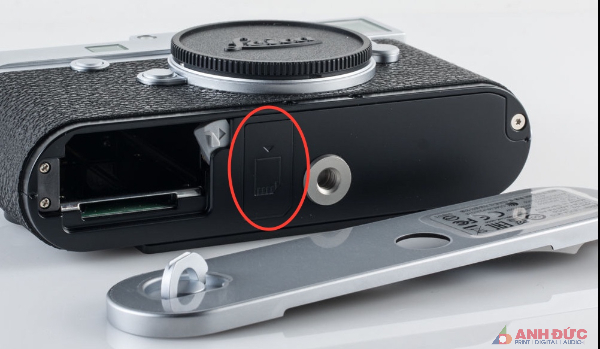 Nắp đạy máy là 1 phần quan trọng của Leica M