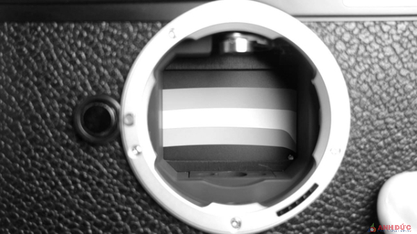 Dù trải qua nhiều tập kỉ, Leica vẫn trung thành với màn trập cơ học