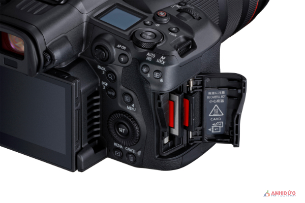 Canon EOS R5 C có 2 khe thẻ nhớ CFexpress và SD UHS-II