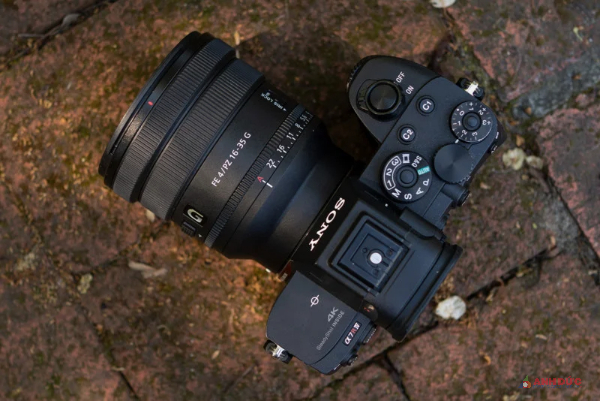 Sony FE PZ 16-35mm F4 G là một ống kính góc rộng nhỏ gọn với chất lượng ổn