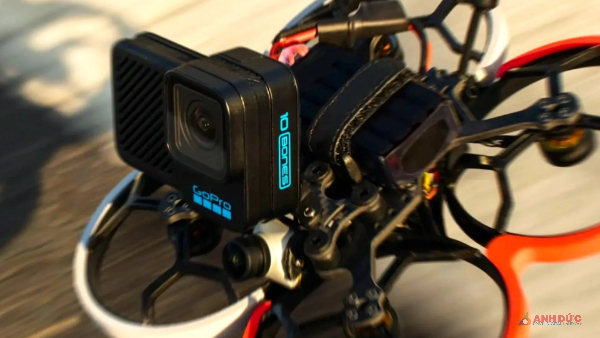 GoPro Hero 10 Black Bones có thể được lắp lên FPV drone chỉ bằng 1 vít nối đơn giản