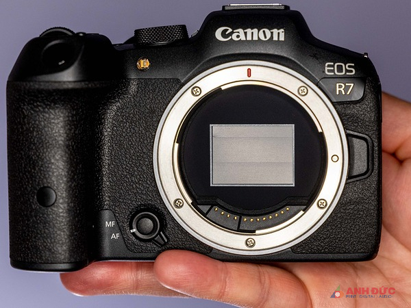 Canon R7 là một cơn mưa giải khát cho người dùng Canon mong muốn một chiếc máy APS-C giá cả phải chăng nhưng chất lượng