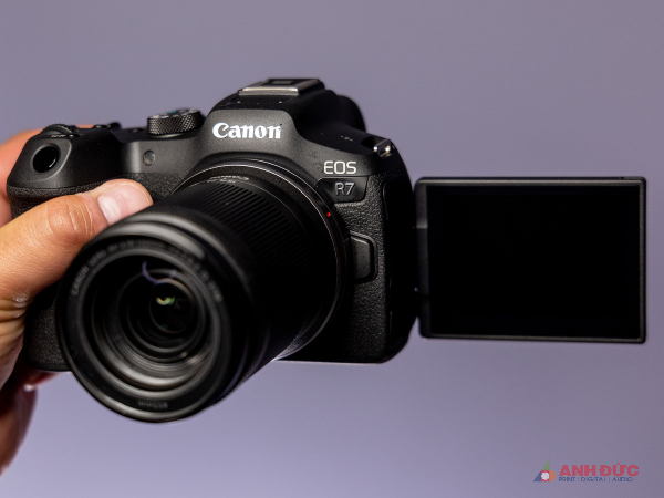 Có thể so sánh giữa Canon R7 và Sony A6600 trên nhiều khía cạnh