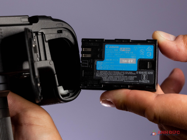 Canon R7 sử dụng viên pin LP-E6NH với dung lượng cao