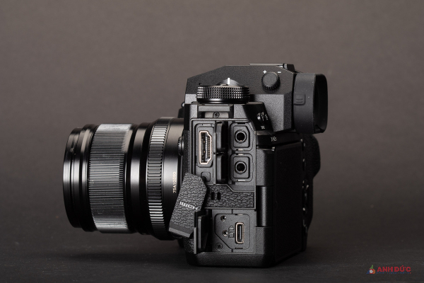 Fujifilm X-H2S có nhiều cổng đầu ra phục vụ việc quay phim