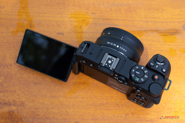 Tương tự như Sony ZV-E17, Nikon Z30 lược bỏ kính ngắm và tăng cường micro stereo cho máy