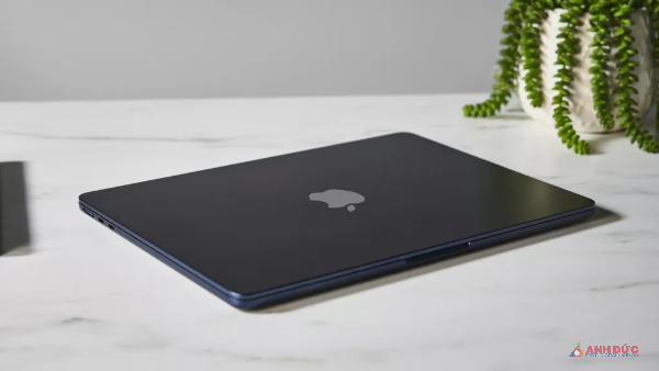Macbook Air M2 có trọng lượng nhẹ và có kích thước màn hình lớn hơn 1 chút