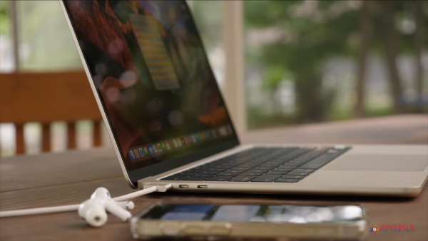 Macbook Air M2 có thời gian hoạt động dài hơn rất nhiều so với phiên bản chip M1 và Intel
