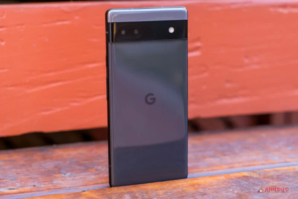 Google Pixel 6 có cụm camera sau gồm một camera chính và một camera góc rộng