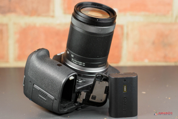 Canon EOS R7 sử dụng viên pin LP-E6N với thời lượng chụp tương đối dài