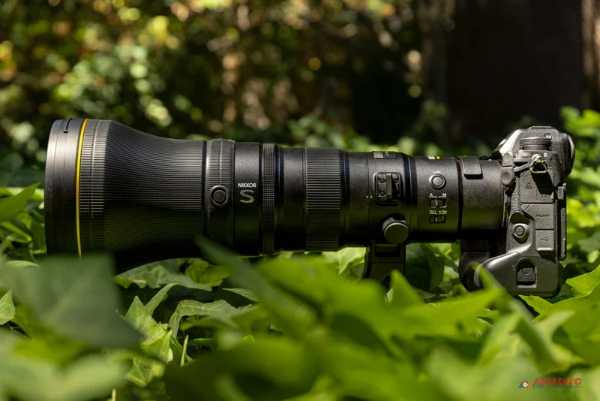 Nikon Z 800mm f/6.3 VR S có kích thước thực sự lớn, nhưng đã được làm nhỏ hơn so với phiên bản DSLR