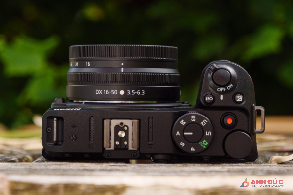 Nikon Z30 lựa chọn tinh giảm kính ngắm để tạo không gian cho các chức năng khác