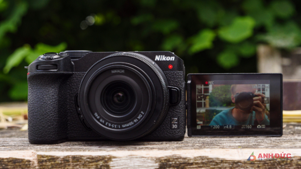 Nikon Z30 trang bị màn hình tương đối sáng và rõ nét