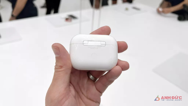 Người dùng có thể sạc pin cho hộp đựng với bộ sạc của Apple Watch