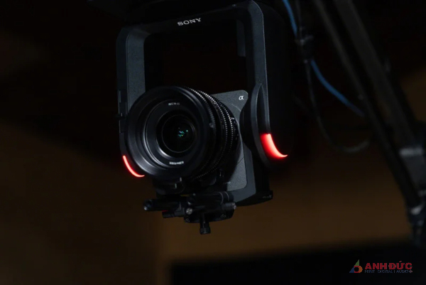 Sony FR7 cho phép quay phim điều khiển từ xa với các thao tác Pan và Tilt 