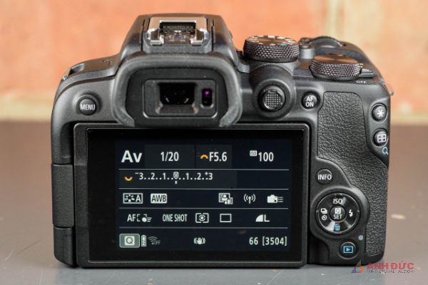 Canon EOS R10 có màn hình xoay lật sáng rõ, nhưng kính ngắm có độ phân giải không lớn