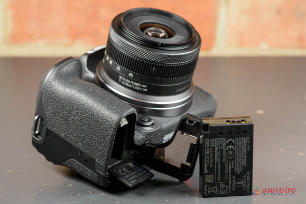 Canon EOS R10 sử dụng viên pin LP-E17 tương tự như trên EOS RP
