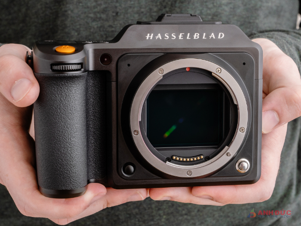 Hasselblad X2D 100C sử dụng cảm biến BSI độ phân giải 100MP với chất lượng ảnh cao cấp