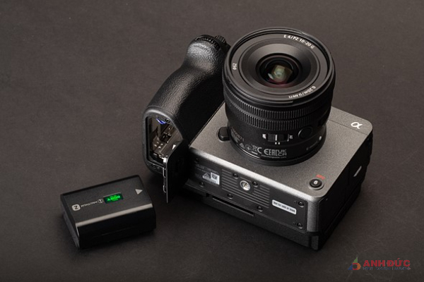Chiếc máy cũng sử dụng chung viên pin với các máy ảnh Fullframe lớn của Sony