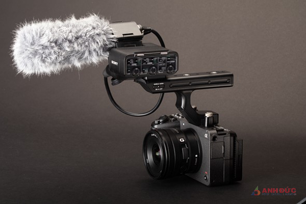 Sony FX30 cạnh tranh mạnh mẽ với bất kì máy ảnh có tính năng quay phim cao cấp nào trong phân khúc dưới 4000 USD