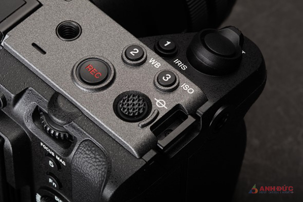 FX30 có 6 nút chức năng có thể được tùy biến phù hợp với nhu cầu quay phim